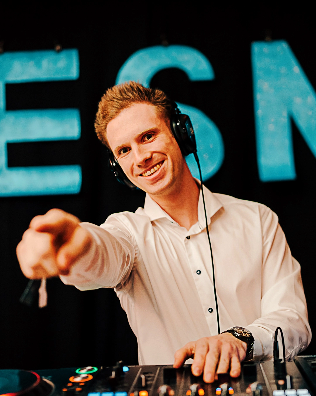 DJ Artec performing at a DeLight event